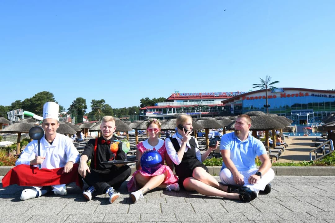 Kto pracuje w hotelu? Poznaj kluczowe role i ich obowiązki