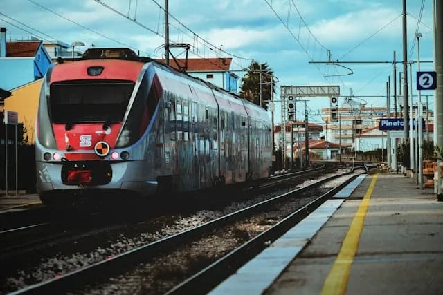 Gdzie bagaż w pociągu Intercity? Odkryj zasady i miejsca przechowywania