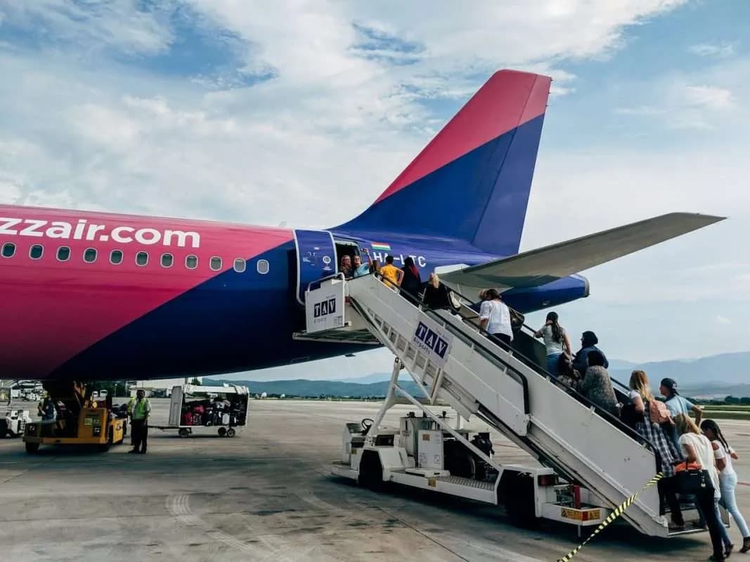 Czy można przewozić alkohol w bagażu podręcznym Wizzair? Oto zasady