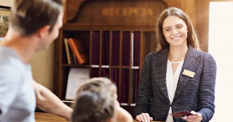 Ile zarabia recepcjonistka w hotelu? Poznaj zaskakujące fakty o wynagrodzeniu