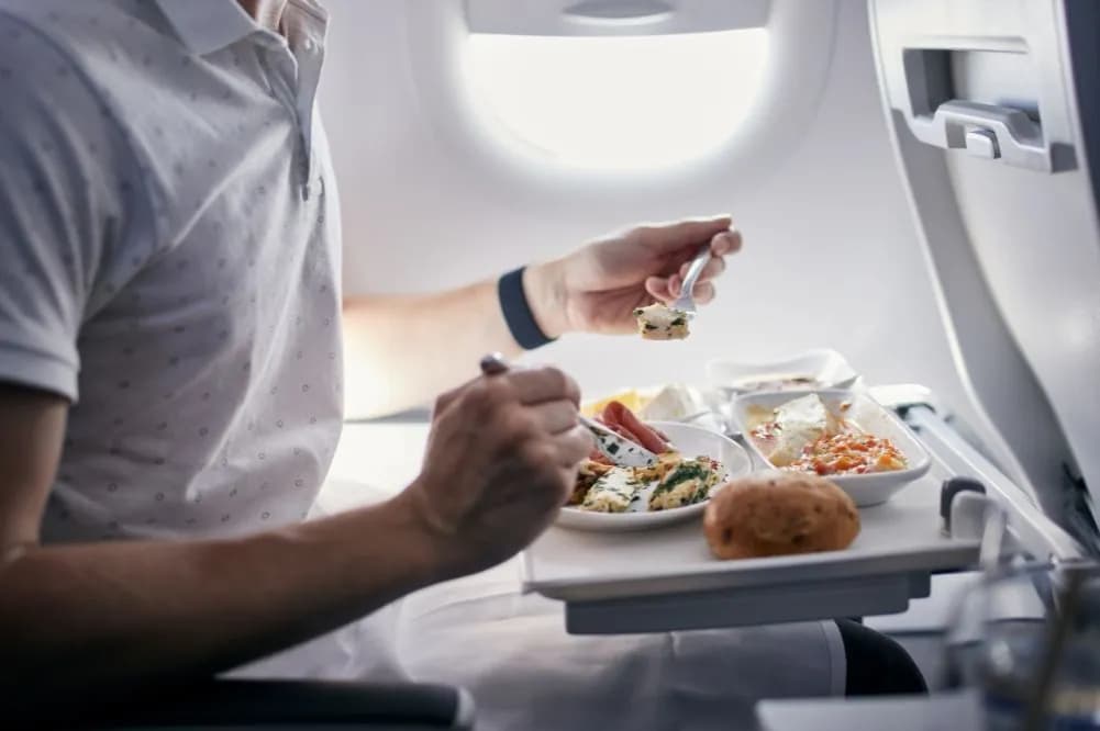 Czy można przewozić wędliny w bagażu podręcznym Ryanair? Sprawdź zasady