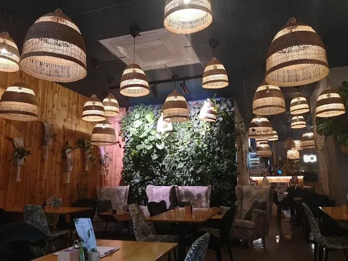 Gdzie zjeść w Łodzi na Piotrkowskiej? Odkryj najlepsze restauracje
