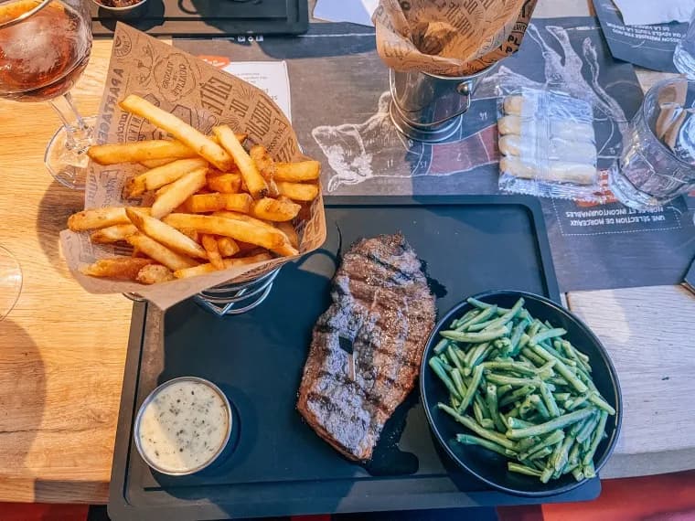 Gdzie zjeść w Paryżu tanio? Odkryj najlepsze miejsca na posiłek